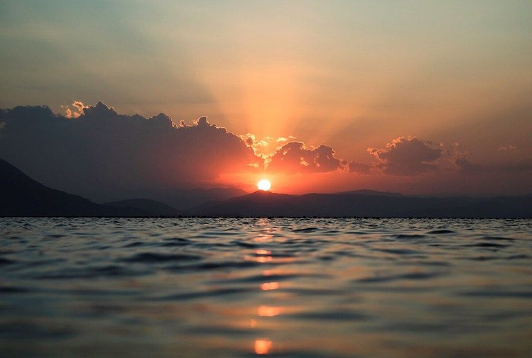 Casa com piscina, vista mar, pôr do sol.