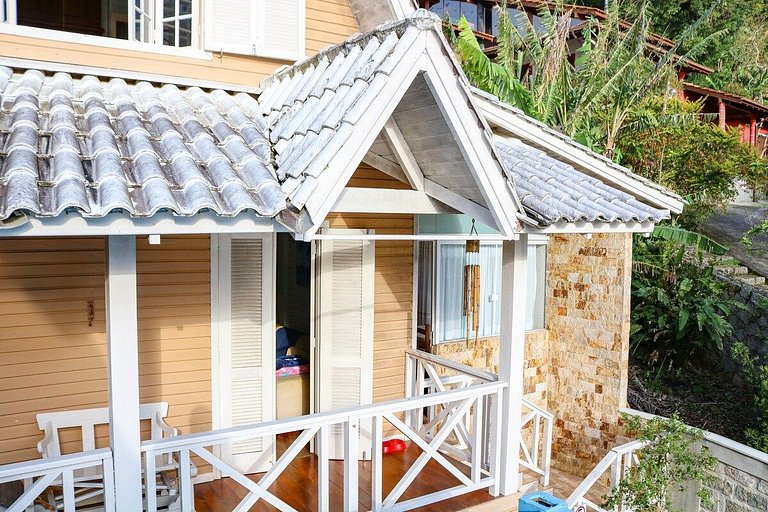 Casa com piscina, vista mar, pôr do sol.