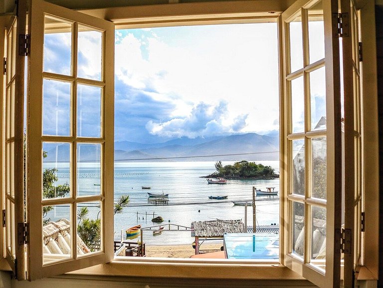 Casa com piscina, vista mar, pôr do sol.