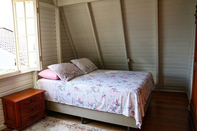 Casa com piscina, vista mar, pôr do sol.