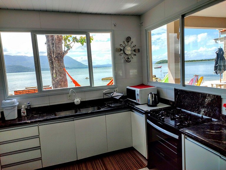 Beira mar, pôr do sol, praia particular.