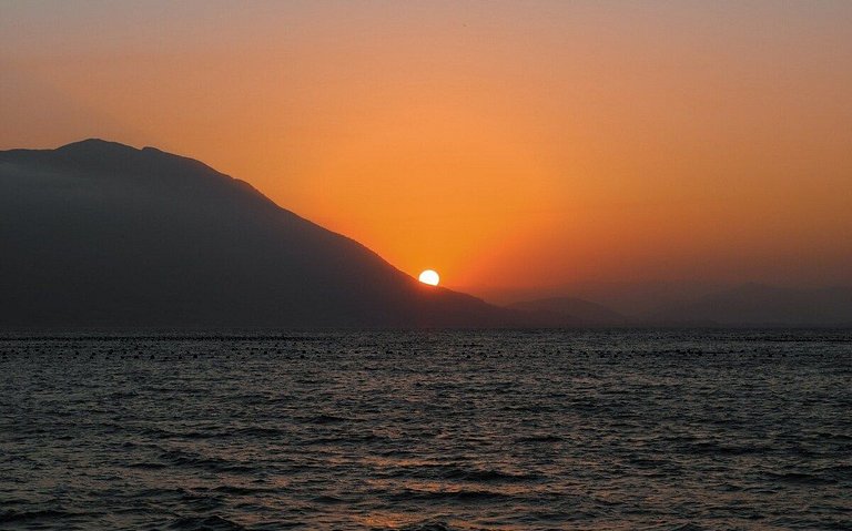 Beira mar, pôr do sol, praia particular.