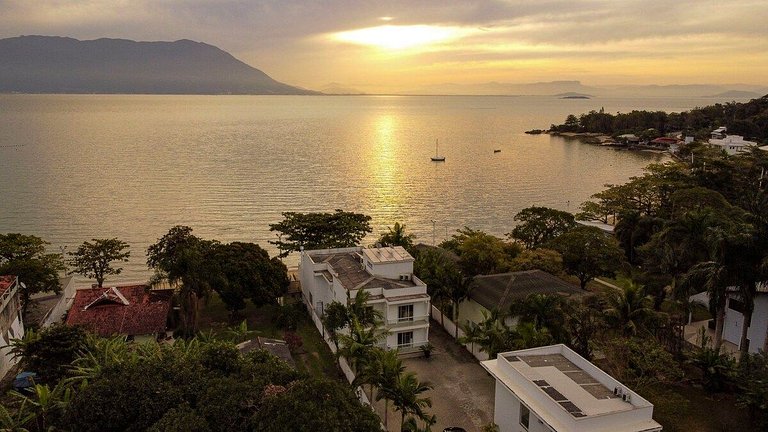 Praia, pôr do sol, sossego e exclusividade