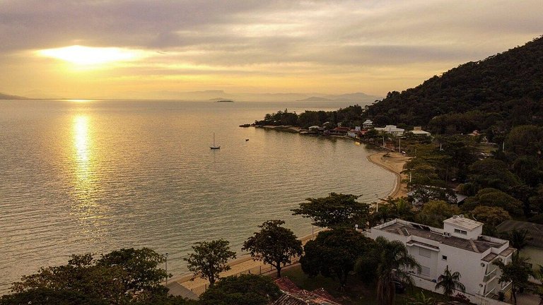 Praia, pôr do sol, sossego e exclusividade