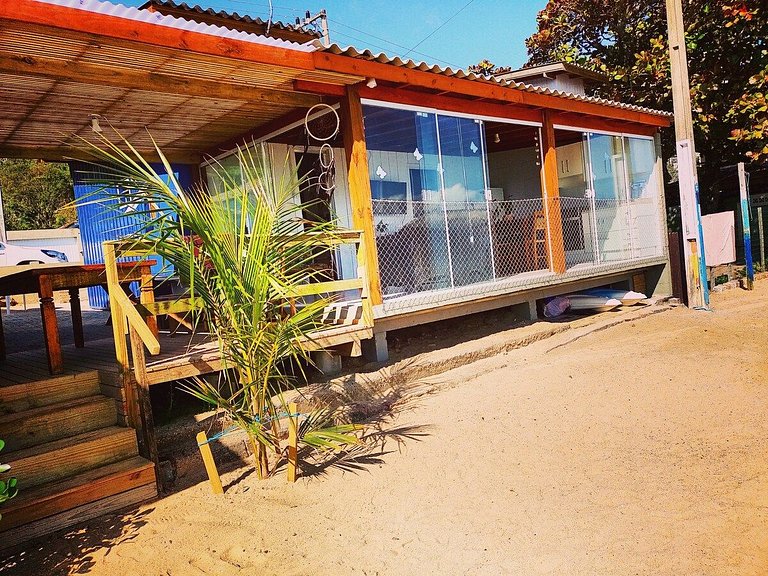 Casa charmosa, pé na areia, pôr do sol.