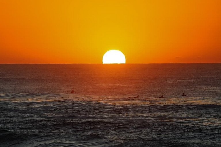 Cabana com vista mar, nascer do sol e lua cheia.
