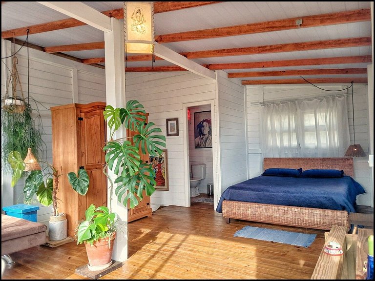 Cabana com vista mar, nascer do sol e lua cheia.