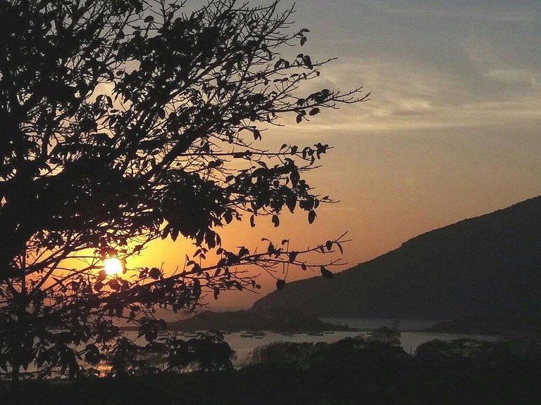 Cabana com vista mar, nascer do sol e lua cheia.