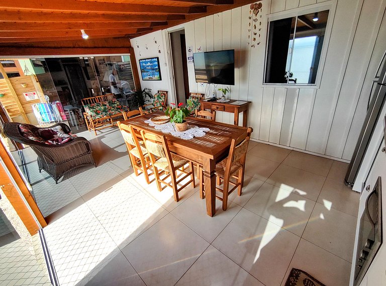 Casa charmosa, pé na areia, pôr do sol.