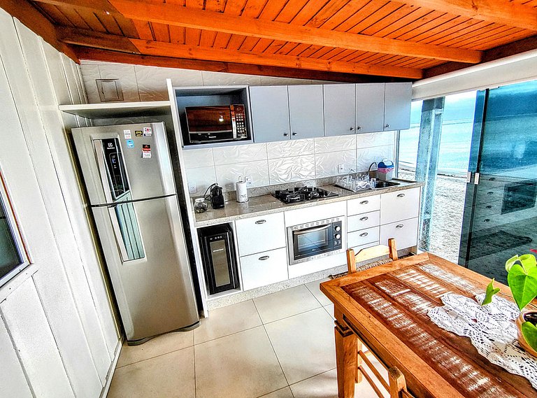 Casa charmosa, pé na areia, pôr do sol.