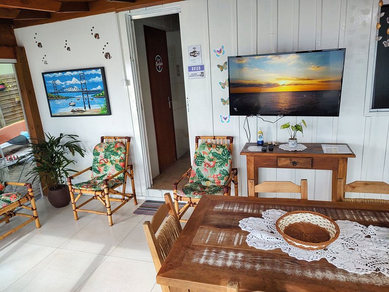 Casa charmosa, pé na areia, pôr do sol.