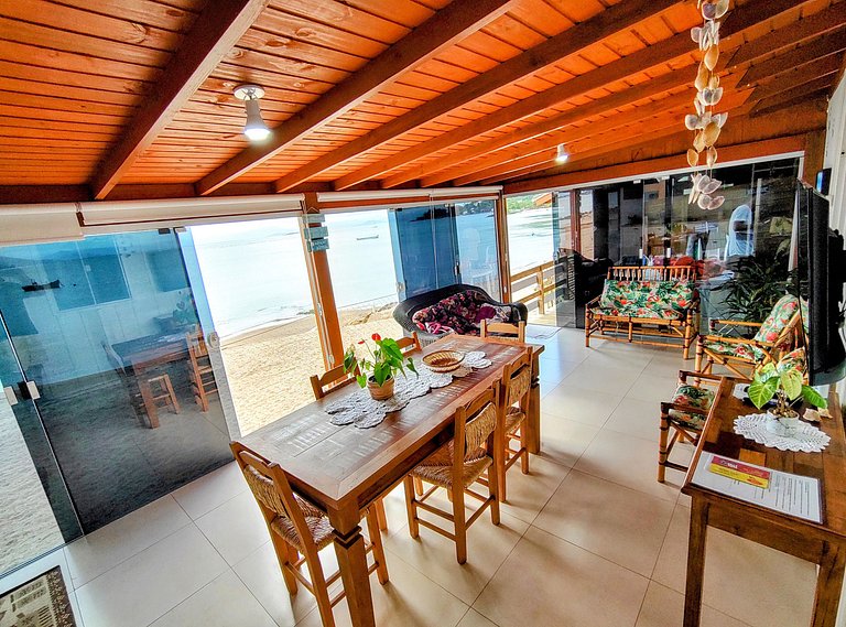 Casa charmosa, pé na areia, pôr do sol.