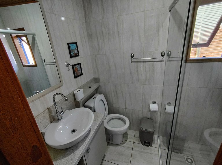 Casa charmosa, pé na areia, pôr do sol.