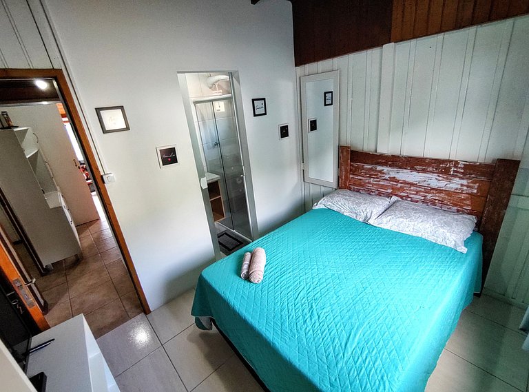 Casa charmosa, pé na areia, pôr do sol.