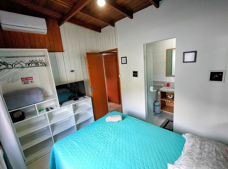 Casa charmosa, pé na areia, pôr do sol.