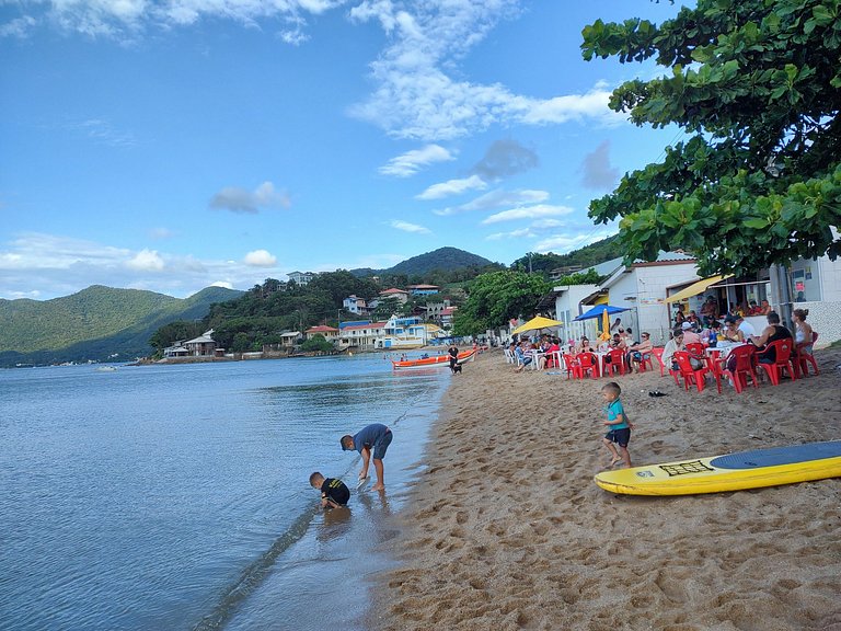 Casa charmosa, pé na areia, pôr do sol.