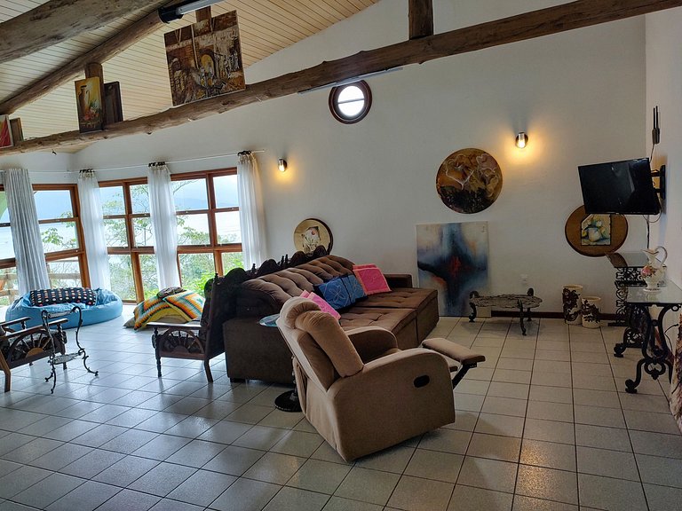 Casa super espaçosa com vista linda para o mar.