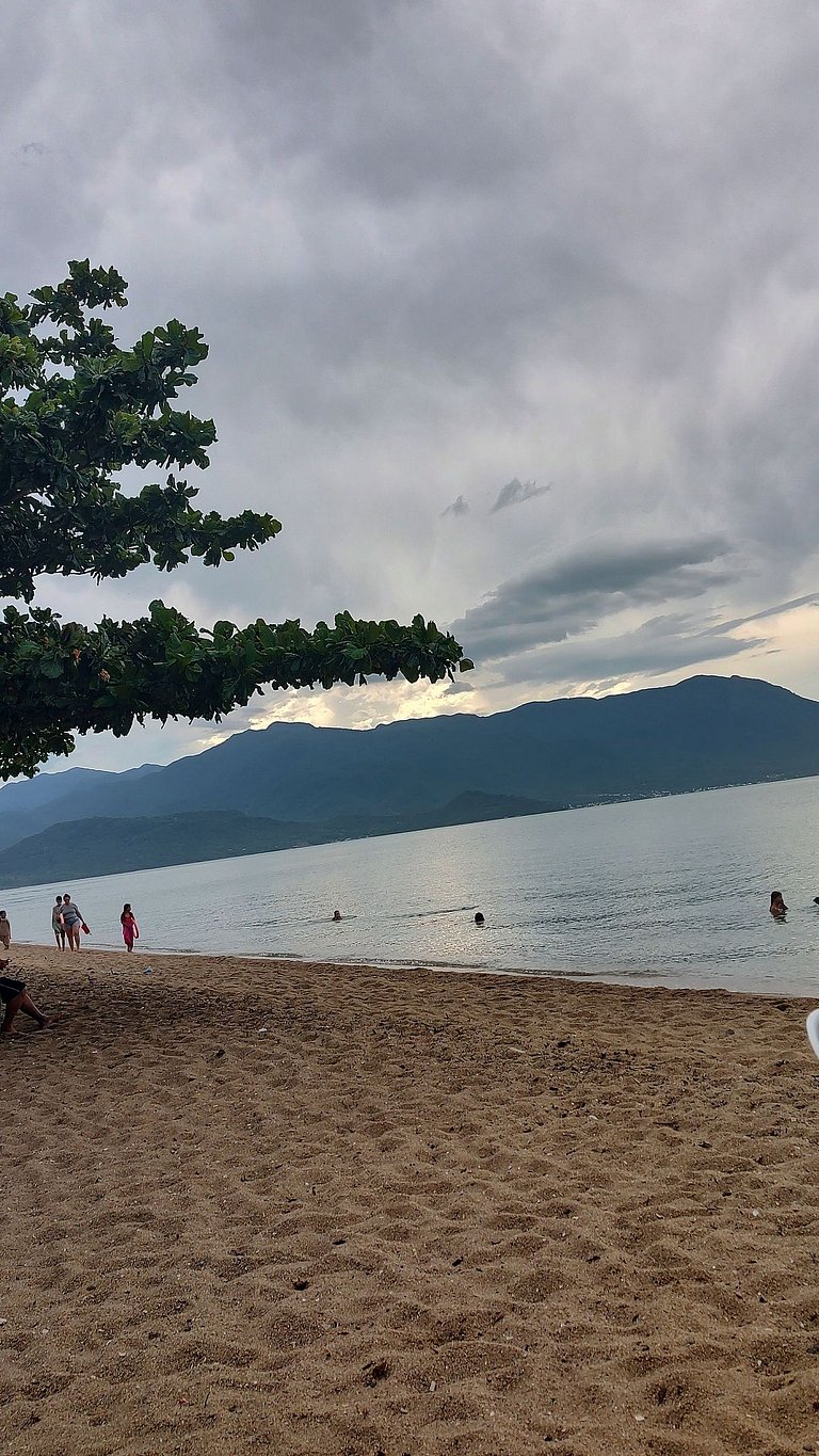 Beira-mar, piscina e vista montanha com pôr do sol