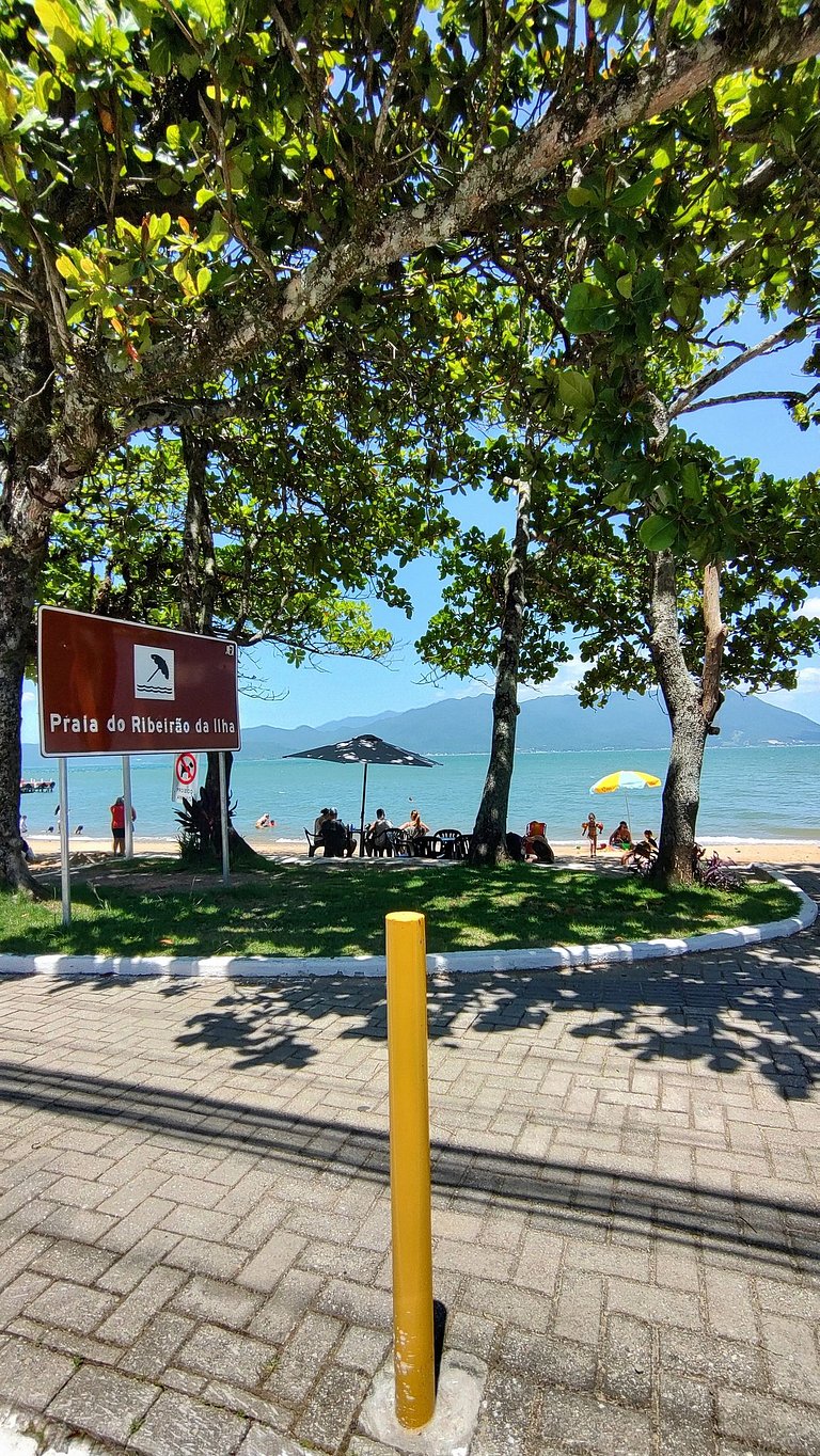 Beira-mar, piscina e vista montanha com pôr do sol