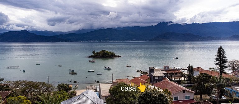 Beira-mar, piscina e vista montanha com pôr do sol