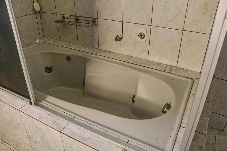 Beira-mar, piscina e vista montanha com pôr do sol