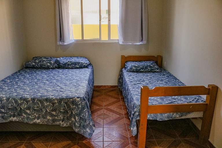 Beira-mar, piscina e vista montanha com pôr do sol