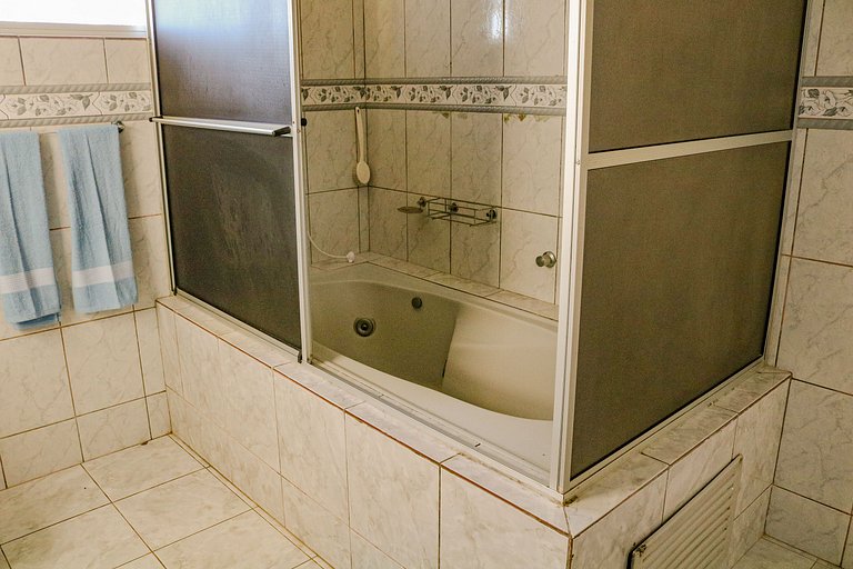 Beira-mar, piscina e vista montanha com pôr do sol