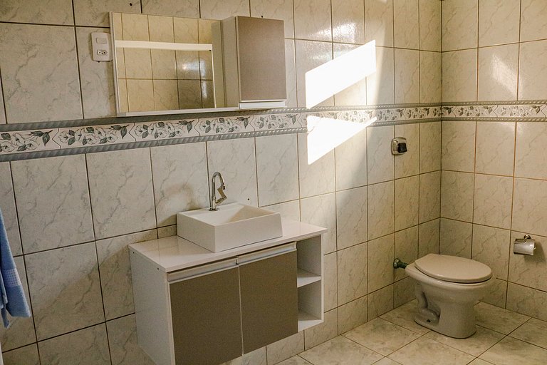 Beira-mar, piscina e vista montanha com pôr do sol