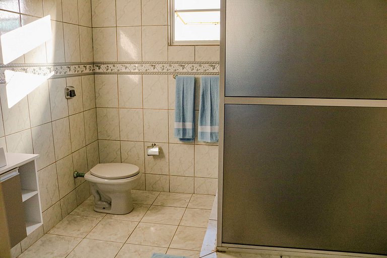 Beira-mar, piscina e vista montanha com pôr do sol