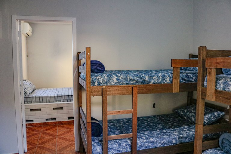 Beira-mar, piscina e vista montanha com pôr do sol