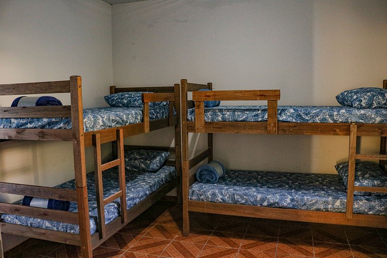 Beira-mar, piscina e vista montanha com pôr do sol