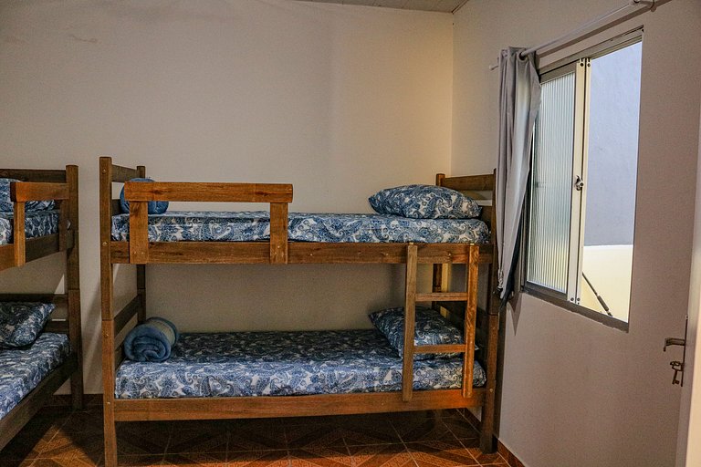 Beira-mar, piscina e vista montanha com pôr do sol