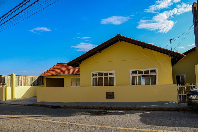 Beira-mar, piscina e vista montanha com pôr do sol