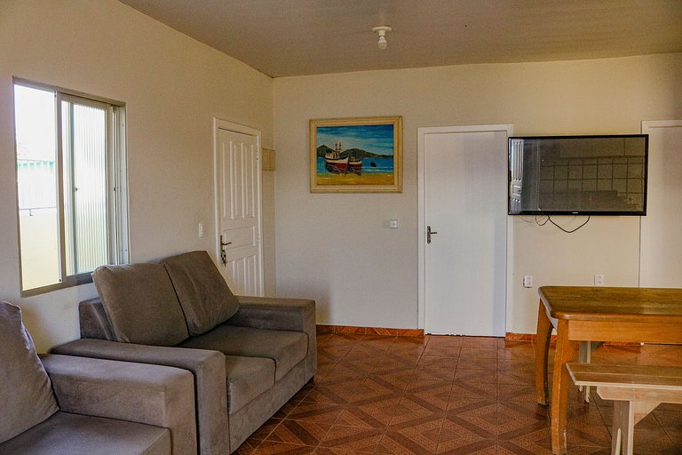 Beira-mar, piscina e vista montanha com pôr do sol