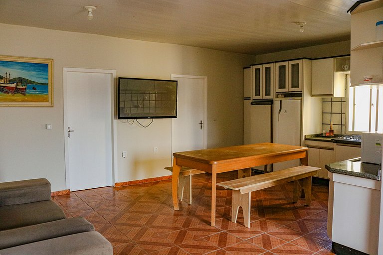 Beira-mar, piscina e vista montanha com pôr do sol