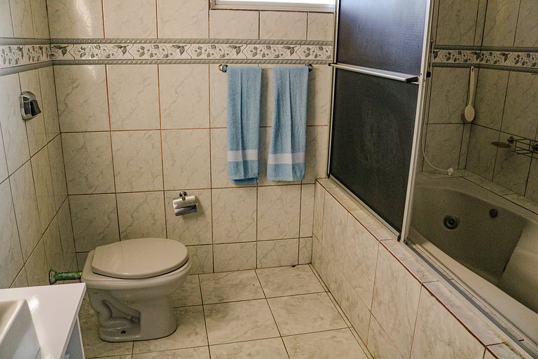 Beira-mar, piscina e vista montanha com pôr do sol