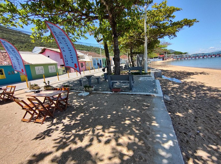 Beira-mar, piscina e vista montanha com pôr do sol