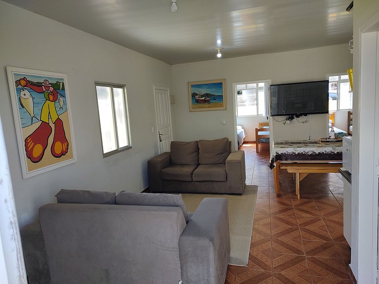 Beira-mar, piscina e vista montanha com pôr do sol