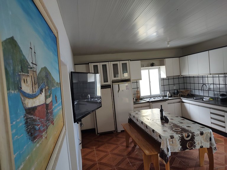 Beira-mar, piscina e vista montanha com pôr do sol