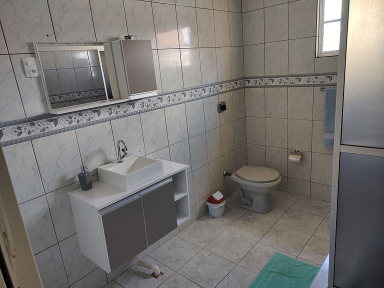 Beira-mar, piscina e vista montanha com pôr do sol