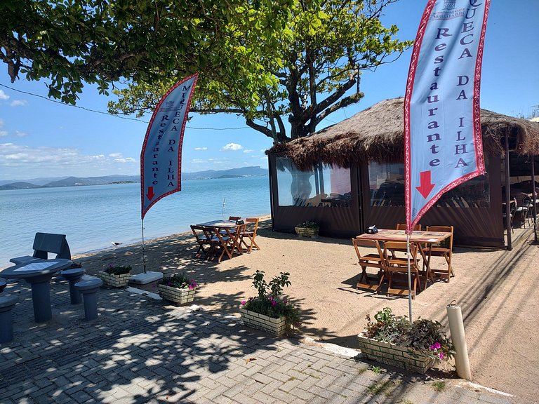 Beira-mar, piscina e vista montanha com pôr do sol