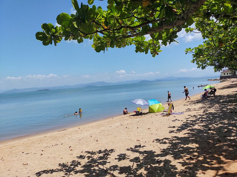 Beira-mar, piscina e vista montanha com pôr do sol