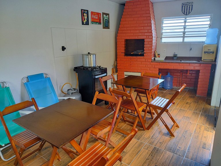 Beira-mar, piscina e vista montanha com pôr do sol