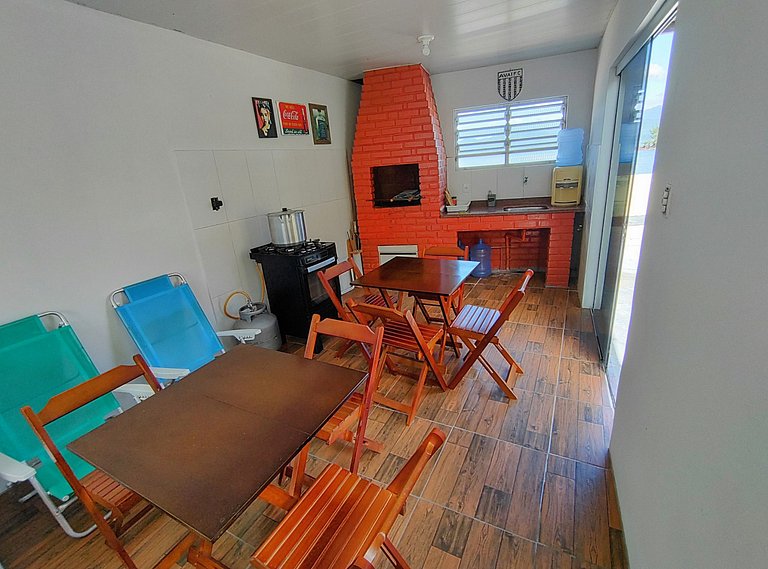 Beira-mar, piscina e vista montanha com pôr do sol