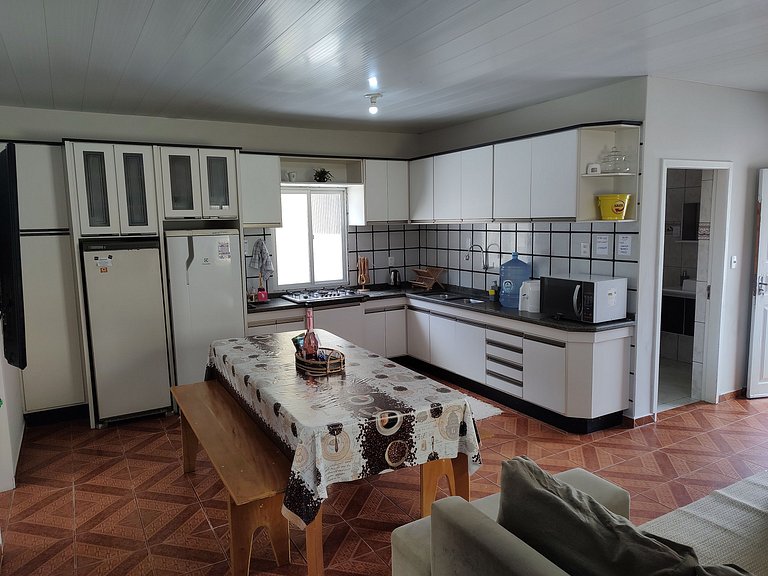 Beira-mar, piscina e vista montanha com pôr do sol