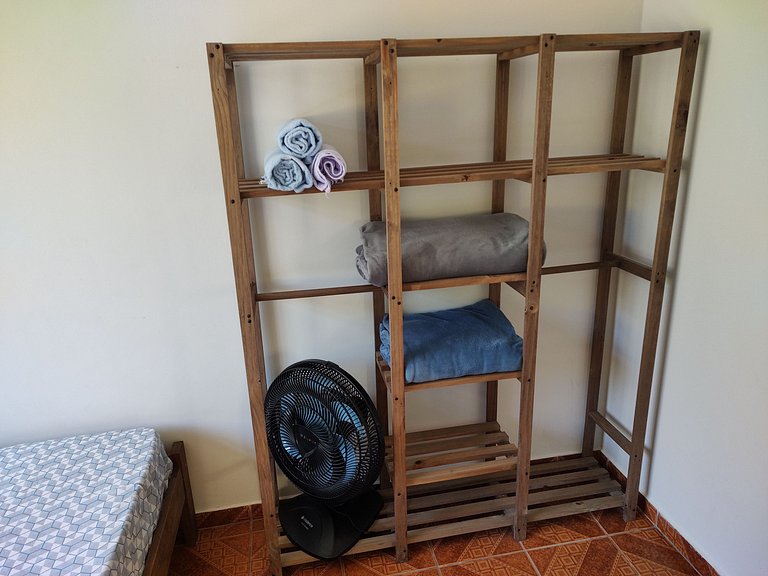 Beira-mar, piscina e vista montanha com pôr do sol