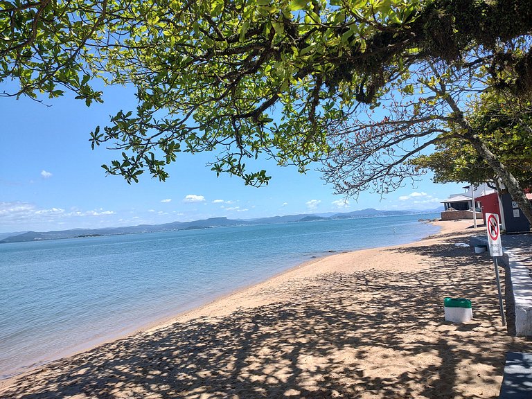 Beira-mar, piscina e vista montanha com pôr do sol