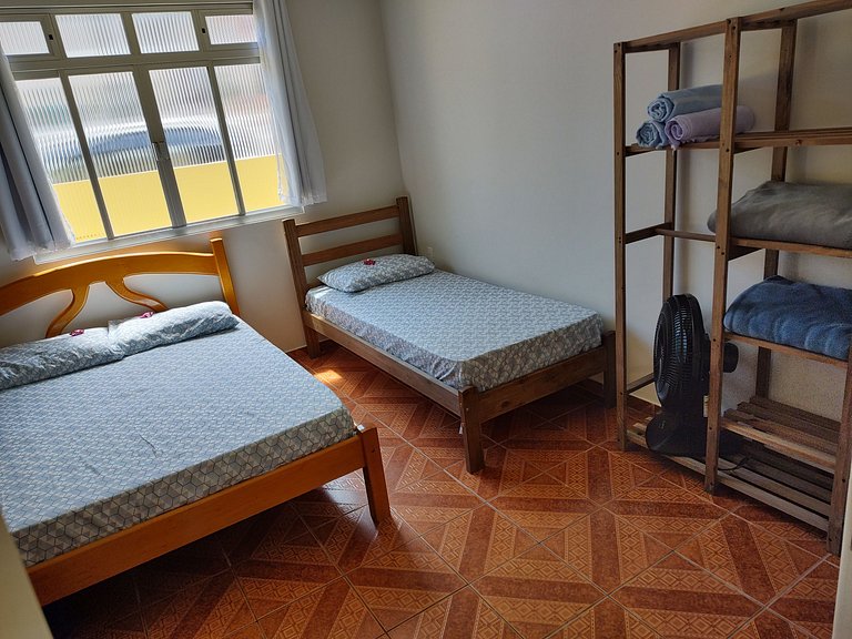 Beira-mar, piscina e vista montanha com pôr do sol