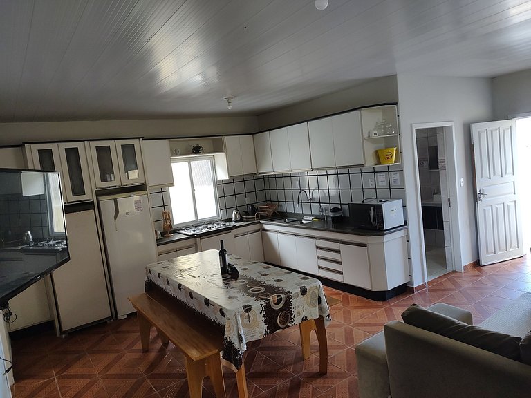 Beira-mar, piscina e vista montanha com pôr do sol