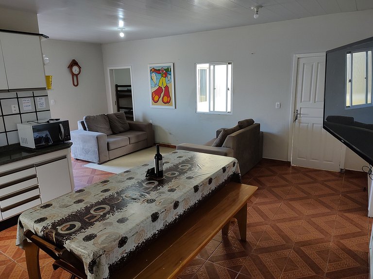 Beira-mar, piscina e vista montanha com pôr do sol